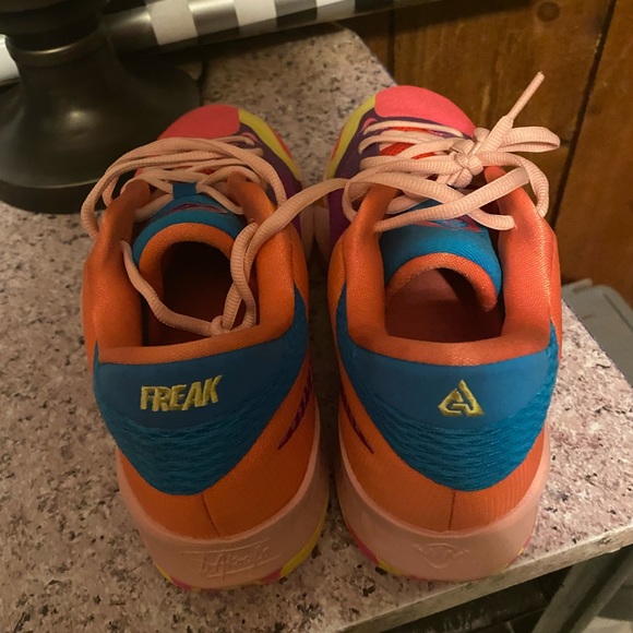 Nike Freak shoes. Size 9. Only worn inside twice. - Picture 5 of 7